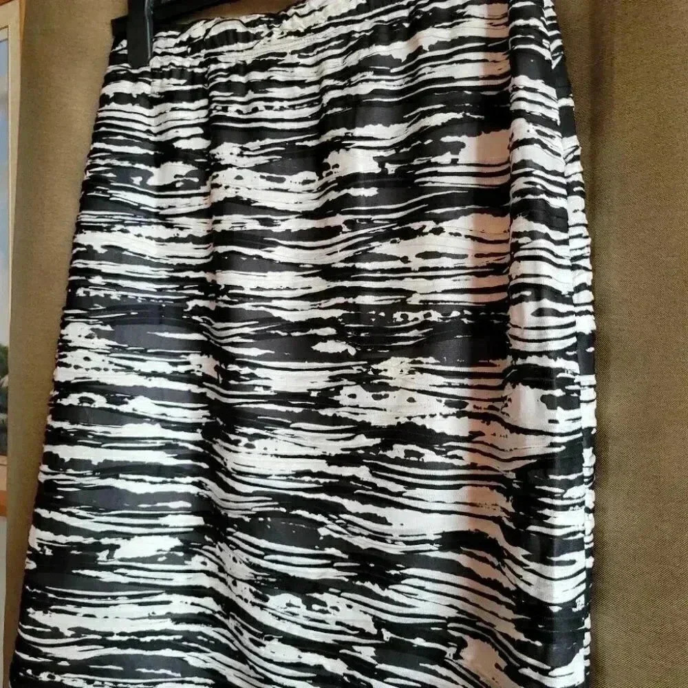 Black and white Scrunchy mini skirt size 5  Reitmans